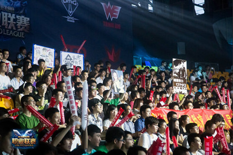 EDG 玩家指责 s1mon 不专业 – 粉丝泄露 Smoggy 的个人数据