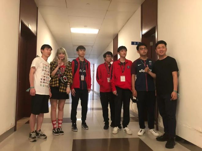 翻转中间！ Sasi 愤怒地切割 Baiye ， Shaoye 滑行并击杀 LGD Gaming 以与 Bilibili Gaming 打成平局；